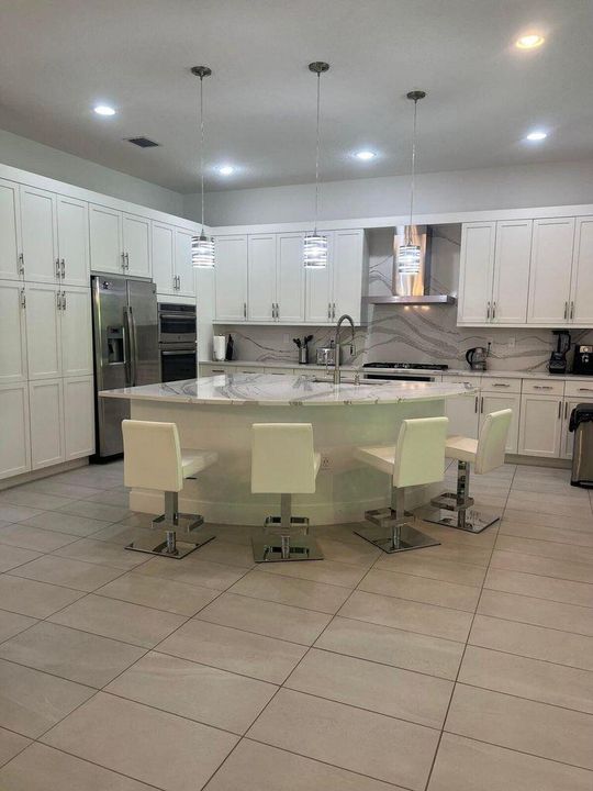 出租: $9,000 (4 贝兹, 3 浴室, 2318 平方英尺)