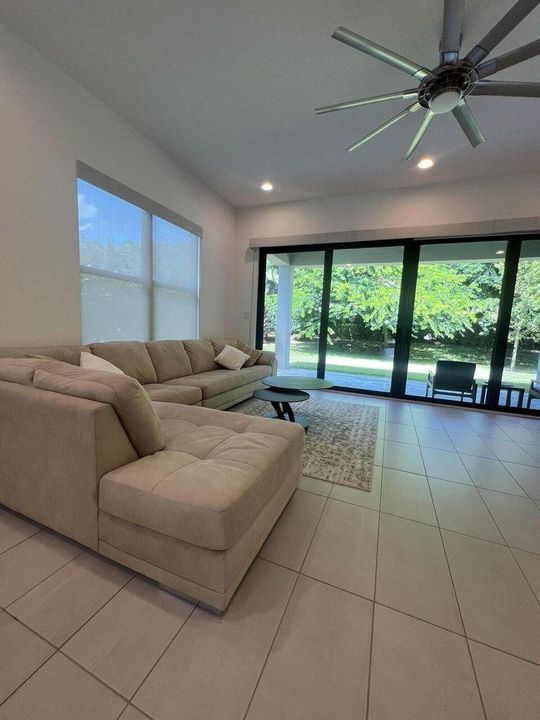 出租: $9,000 (4 贝兹, 3 浴室, 2318 平方英尺)