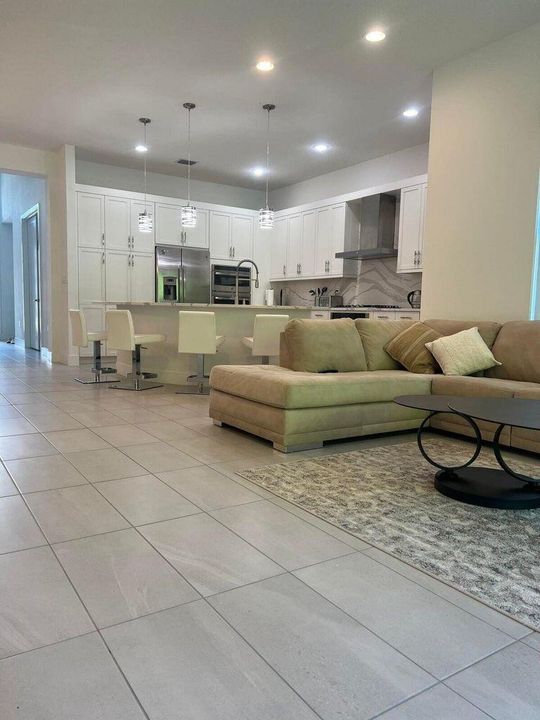 出租: $9,000 (4 贝兹, 3 浴室, 2318 平方英尺)