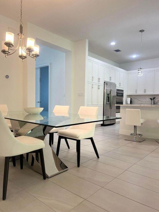 出租: $9,000 (4 贝兹, 3 浴室, 2318 平方英尺)