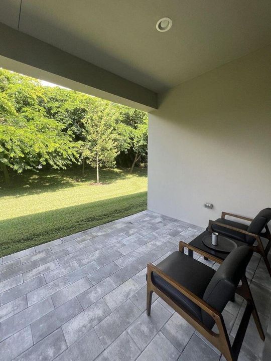 出租: $9,000 (4 贝兹, 3 浴室, 2318 平方英尺)