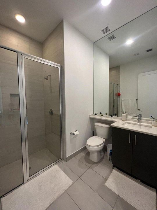 出租: $9,000 (4 贝兹, 3 浴室, 2318 平方英尺)