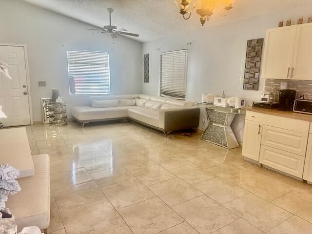 For Sale: $260,000 (2 beds, 2 baths, 938 Square Feet)