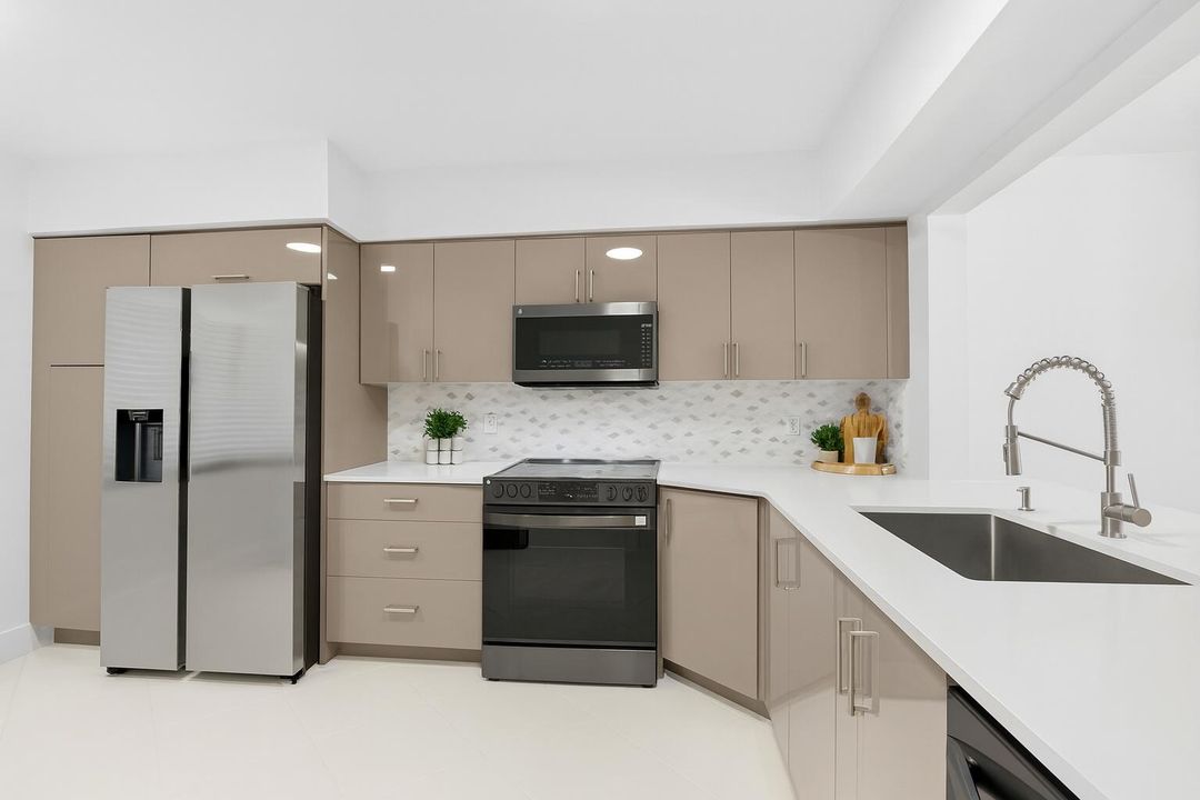 For Sale: $285,000 (2 beds, 2 baths, 1220 Square Feet)