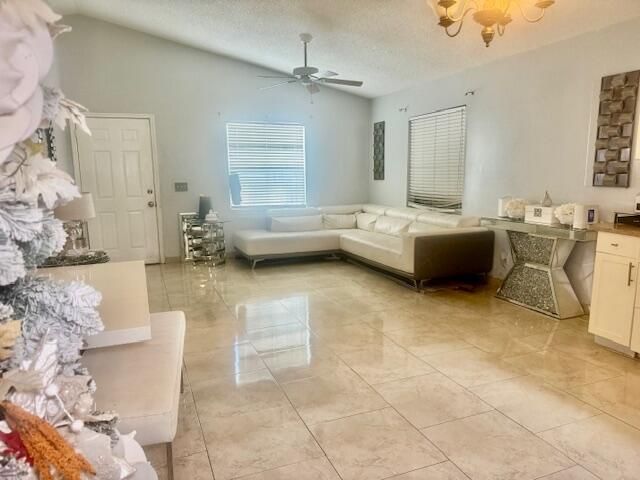 For Sale: $260,000 (2 beds, 2 baths, 938 Square Feet)