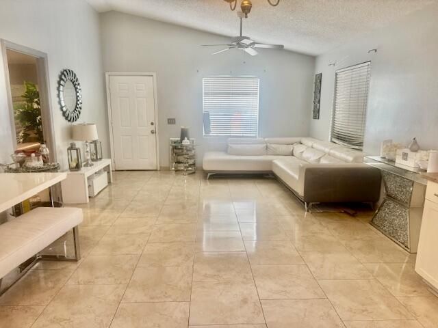 For Sale: $260,000 (2 beds, 2 baths, 938 Square Feet)