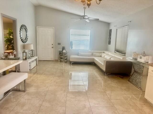 For Sale: $260,000 (2 beds, 2 baths, 938 Square Feet)