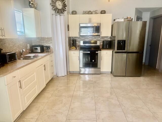 For Sale: $260,000 (2 beds, 2 baths, 938 Square Feet)