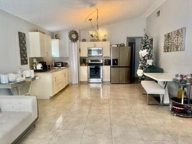 For Sale: $260,000 (2 beds, 2 baths, 938 Square Feet)