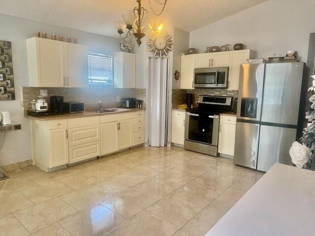 For Sale: $260,000 (2 beds, 2 baths, 938 Square Feet)