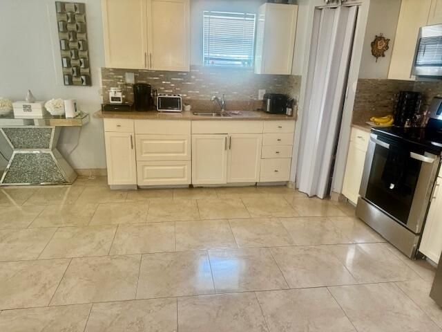 For Sale: $260,000 (2 beds, 2 baths, 938 Square Feet)