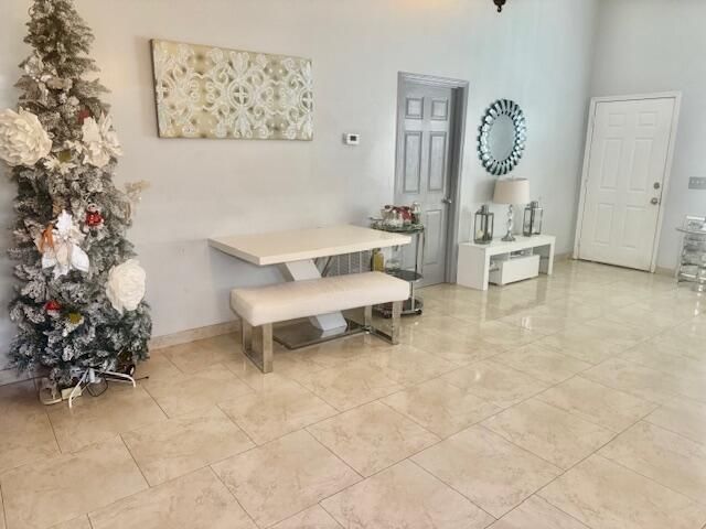 For Sale: $260,000 (2 beds, 2 baths, 938 Square Feet)