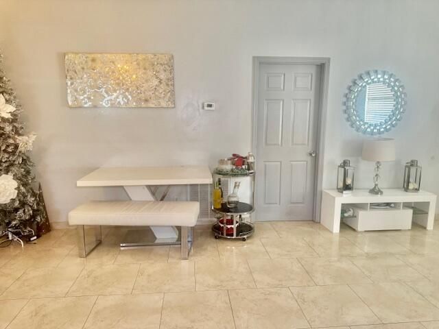 For Sale: $260,000 (2 beds, 2 baths, 938 Square Feet)