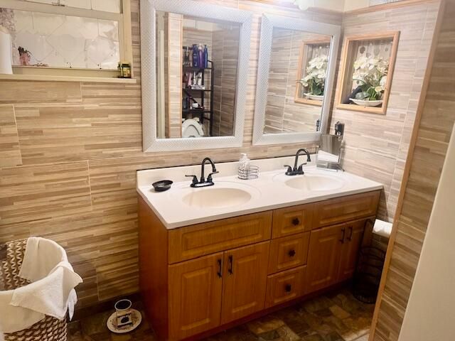 For Sale: $260,000 (2 beds, 2 baths, 938 Square Feet)