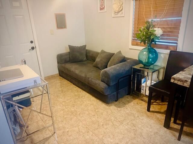 For Sale: $260,000 (2 beds, 2 baths, 938 Square Feet)