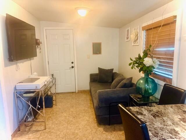 For Sale: $260,000 (2 beds, 2 baths, 938 Square Feet)