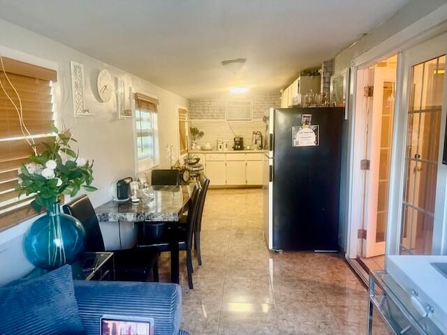 For Sale: $260,000 (2 beds, 2 baths, 938 Square Feet)