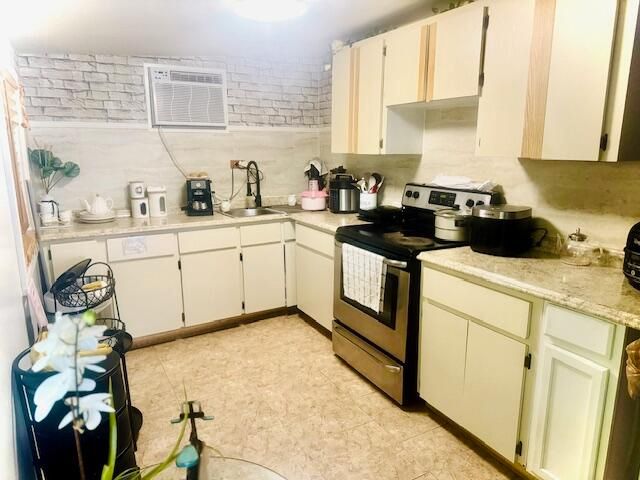 For Sale: $260,000 (2 beds, 2 baths, 938 Square Feet)