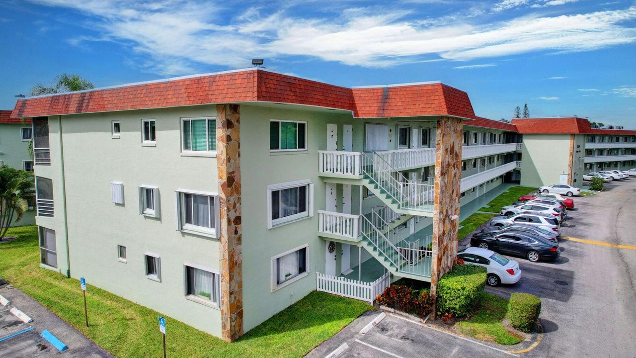 For Sale: $135,500 (2 beds, 1 baths, 874 Square Feet)