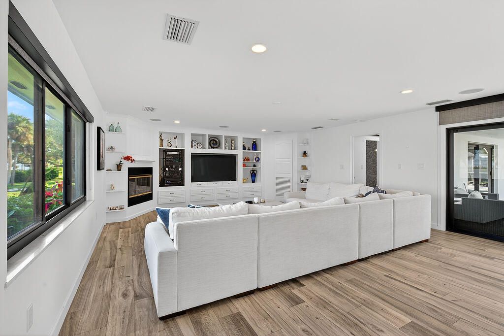 For Sale: $1,699,000 (5 beds, 4 baths, 2935 Square Feet)