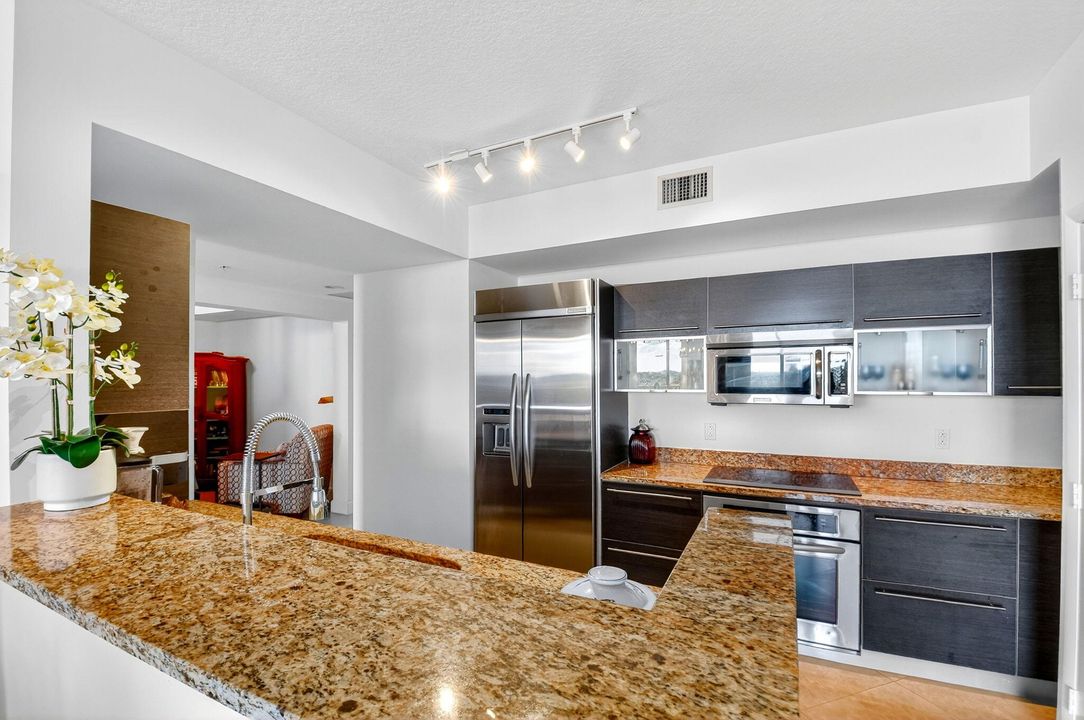 На продажу: $999,000 (2 спален, 2 ванн, 1721 Квадратных фут)