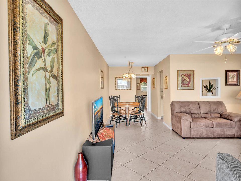 For Sale: $119,000 (1 beds, 1 baths, 574 Square Feet)