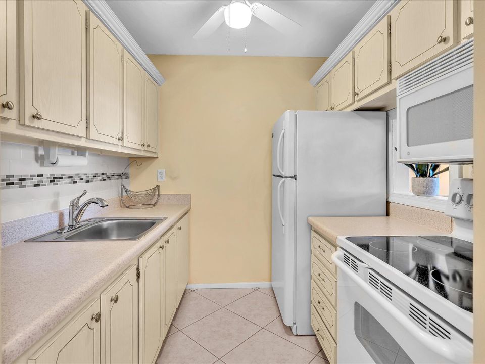 For Sale: $119,000 (1 beds, 1 baths, 574 Square Feet)