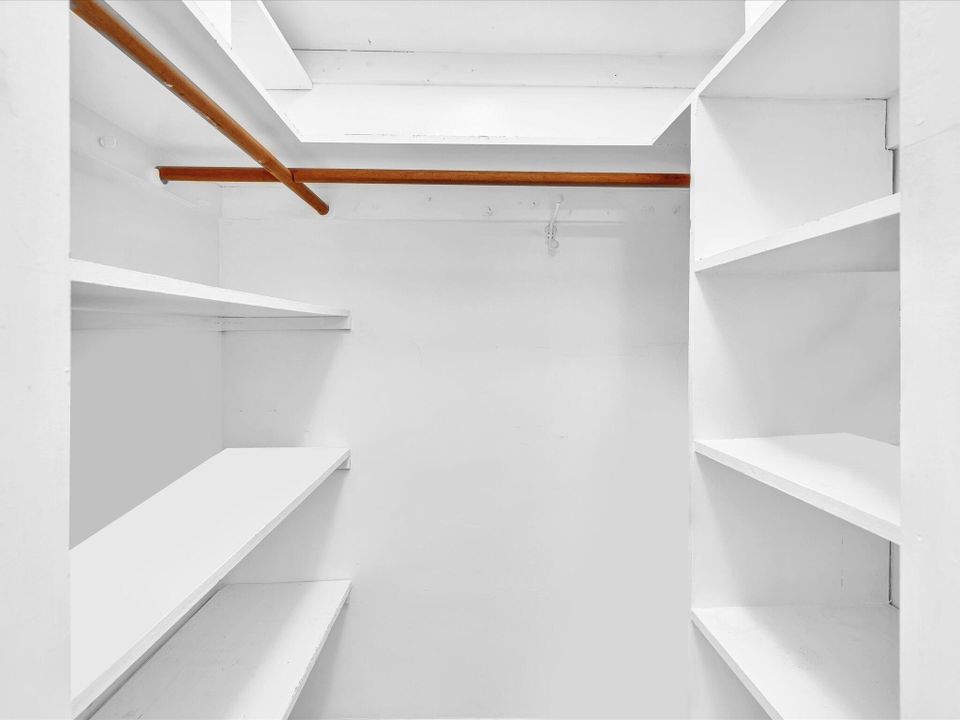 For Sale: $119,000 (1 beds, 1 baths, 574 Square Feet)