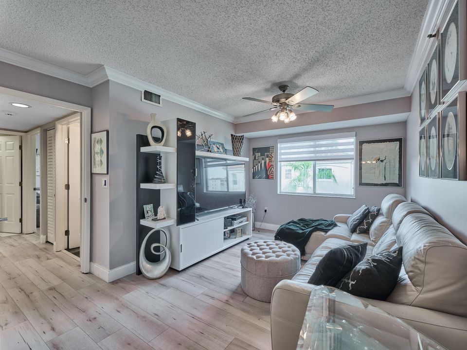 待售: $330,000 (2 贝兹, 2 浴室, 1460 平方英尺)