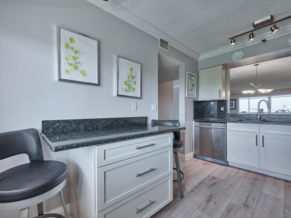 待售: $330,000 (2 贝兹, 2 浴室, 1460 平方英尺)