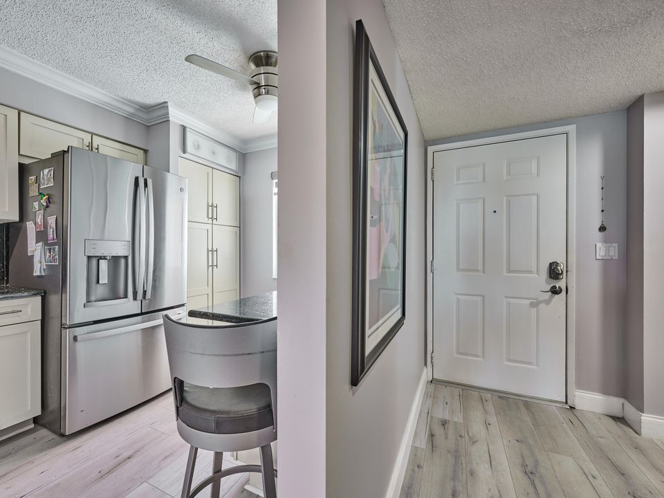 待售: $330,000 (2 贝兹, 2 浴室, 1460 平方英尺)