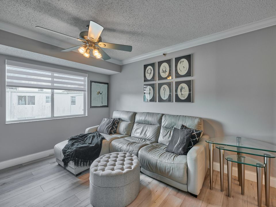 待售: $330,000 (2 贝兹, 2 浴室, 1460 平方英尺)