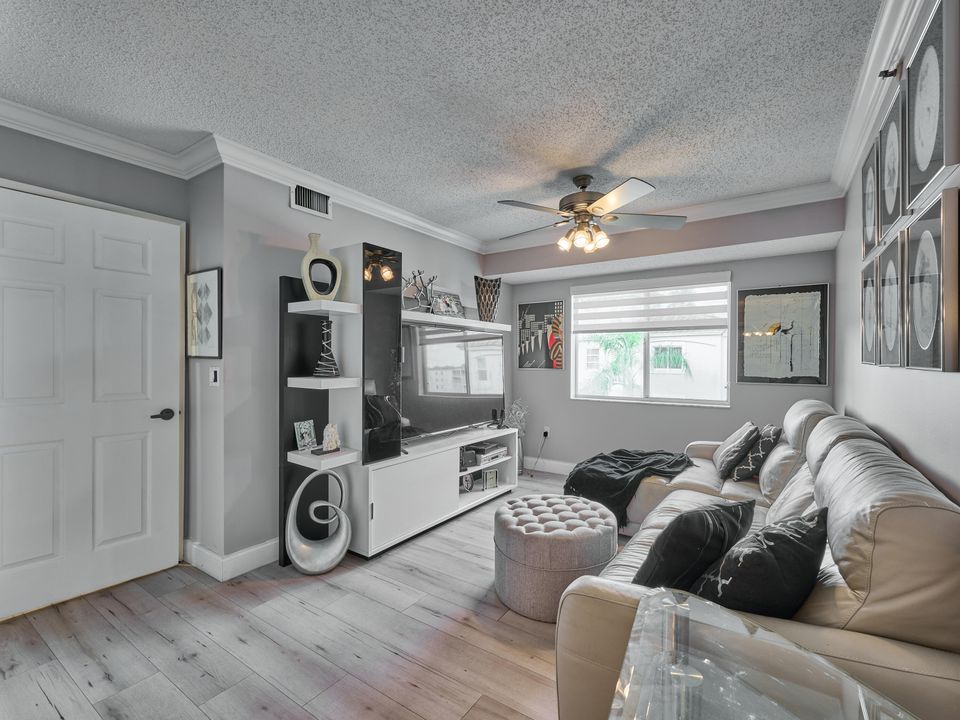 待售: $330,000 (2 贝兹, 2 浴室, 1460 平方英尺)