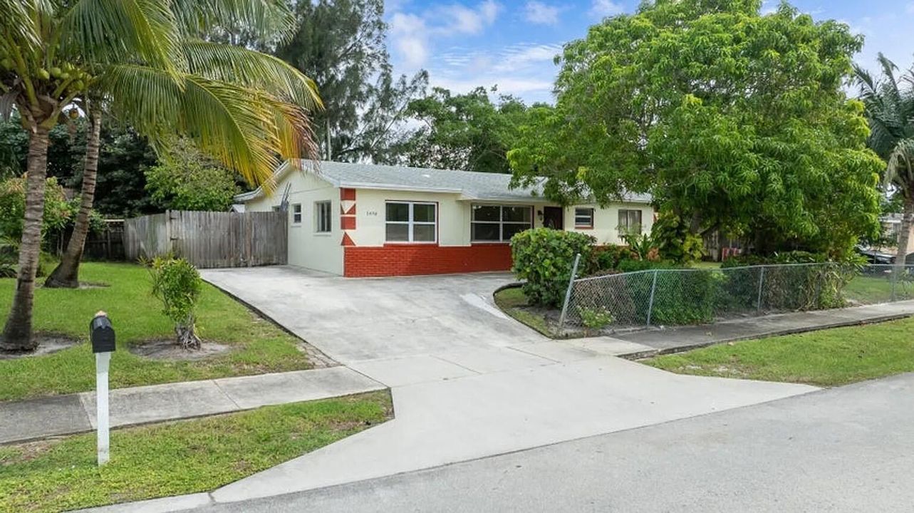 Active With Contract: $369,000 (4 beds, 2 baths, 1168 Square Feet)