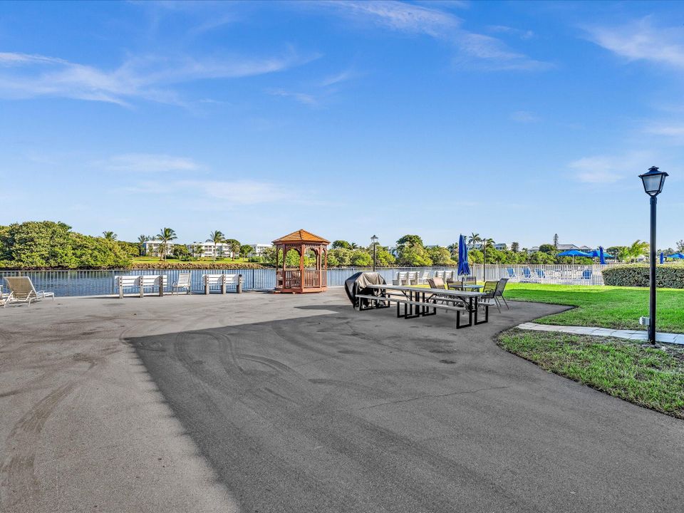 For Sale: $119,000 (1 beds, 1 baths, 574 Square Feet)