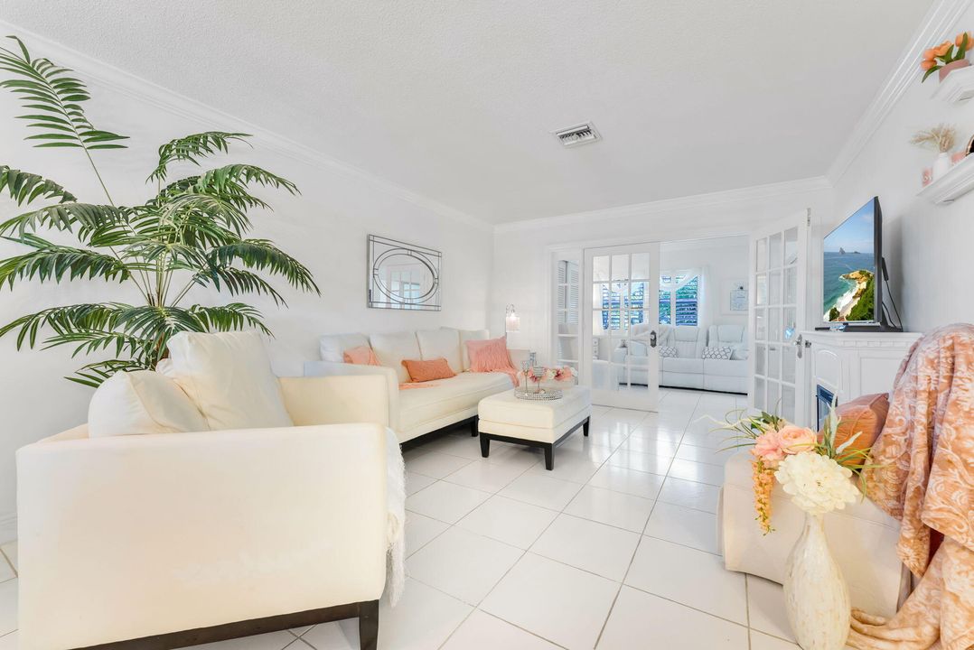 For Sale: $187,000 (1 beds, 1 baths, 820 Square Feet)