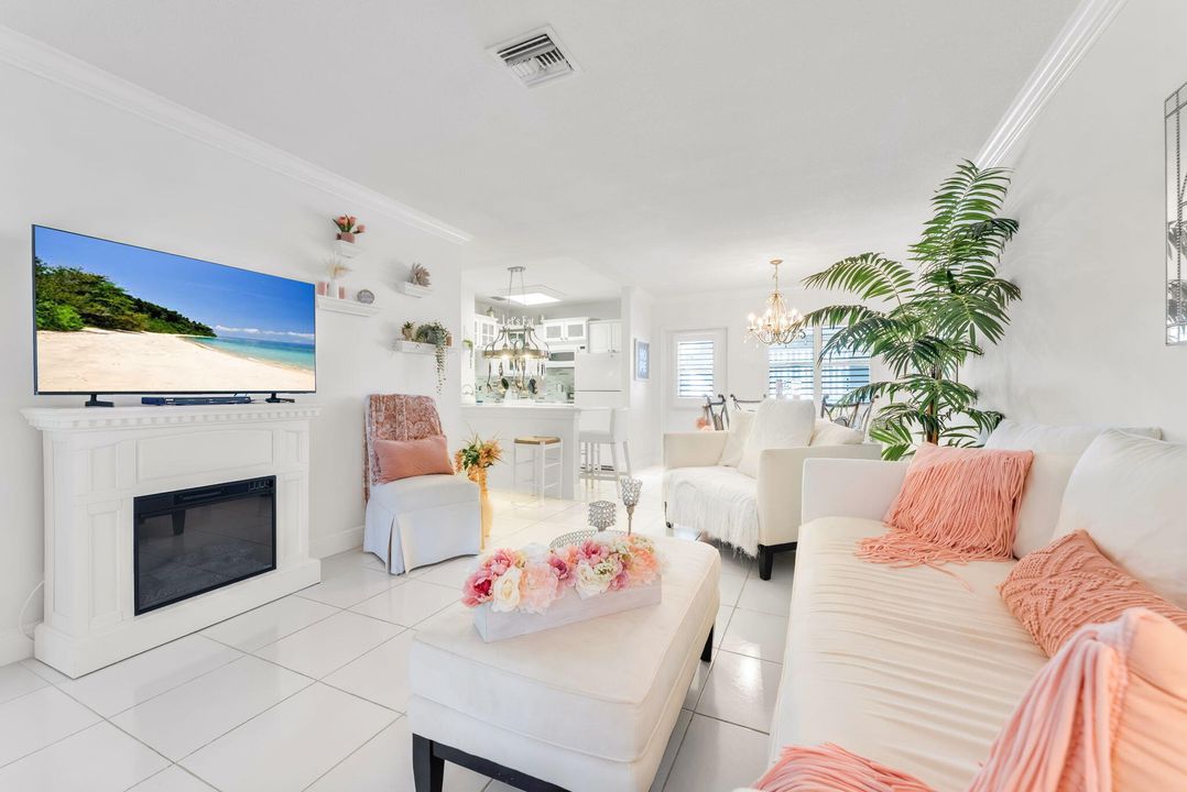 For Sale: $187,000 (1 beds, 1 baths, 820 Square Feet)