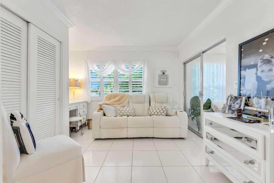 For Sale: $187,000 (1 beds, 1 baths, 820 Square Feet)