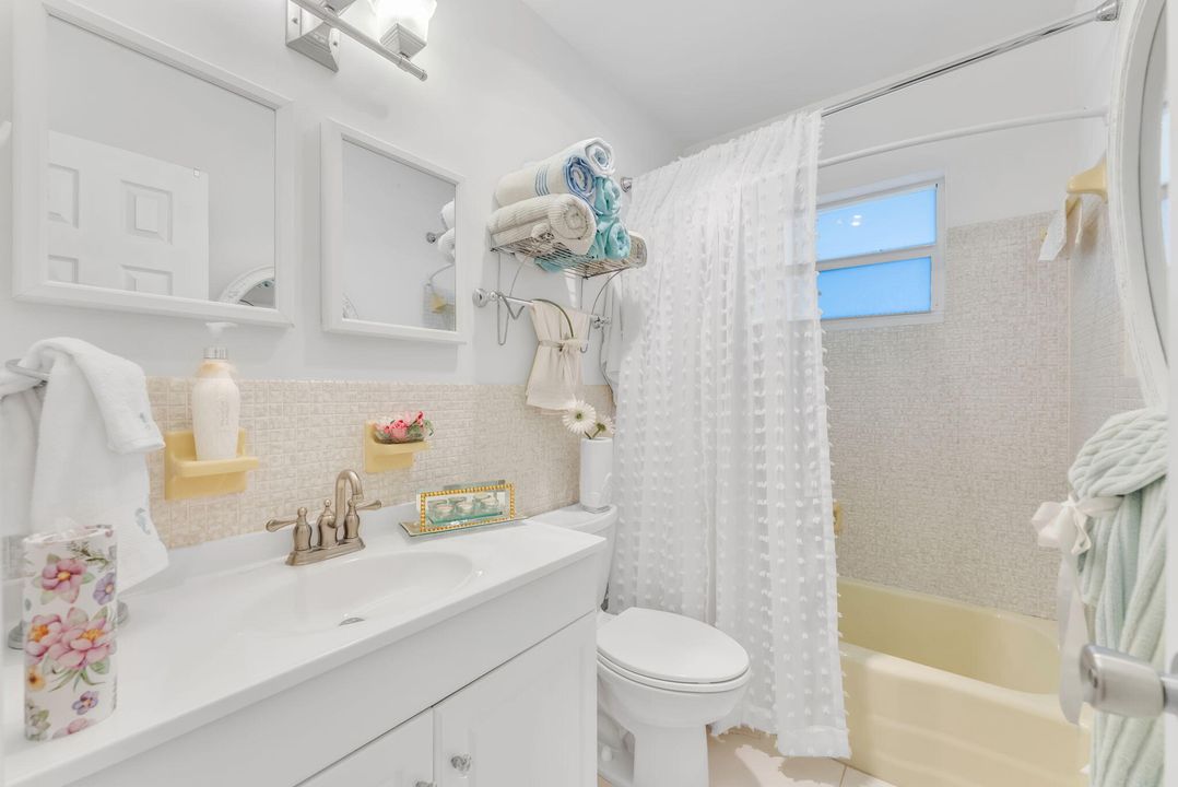 For Sale: $187,000 (1 beds, 1 baths, 820 Square Feet)