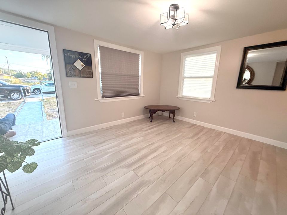 На продажу: $349,999 (3 спален, 1 ванн, 716 Квадратных фут)