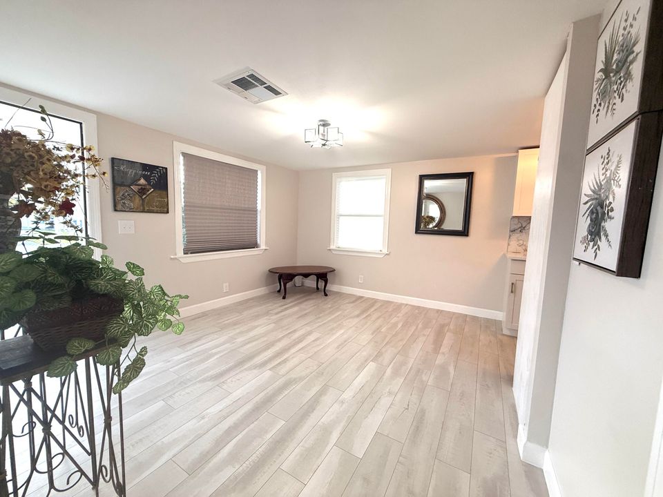 На продажу: $349,999 (3 спален, 1 ванн, 716 Квадратных фут)