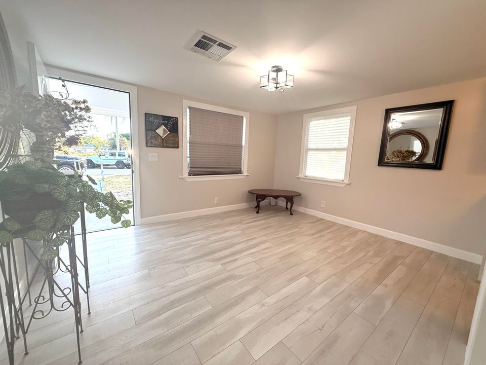 На продажу: $349,999 (3 спален, 1 ванн, 716 Квадратных фут)