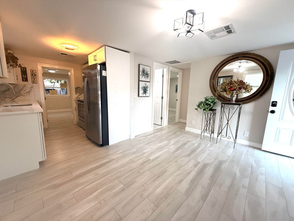 На продажу: $349,999 (3 спален, 1 ванн, 716 Квадратных фут)