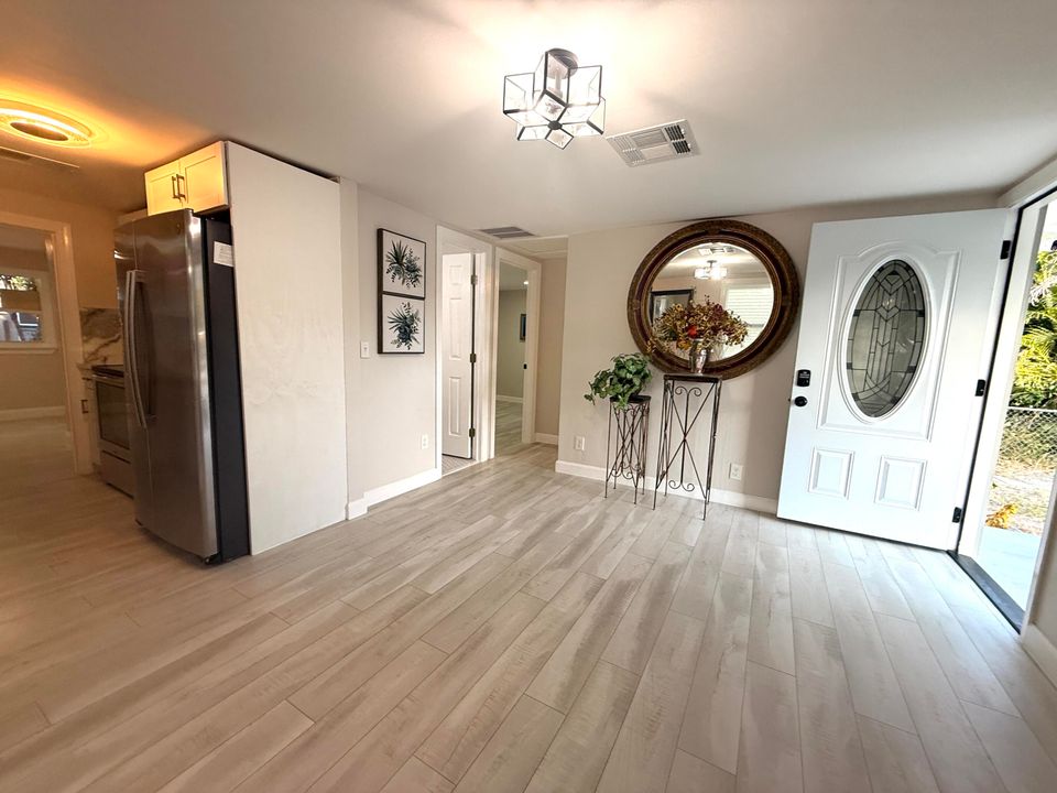 На продажу: $349,999 (3 спален, 1 ванн, 716 Квадратных фут)