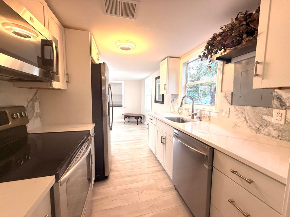 На продажу: $349,999 (3 спален, 1 ванн, 716 Квадратных фут)