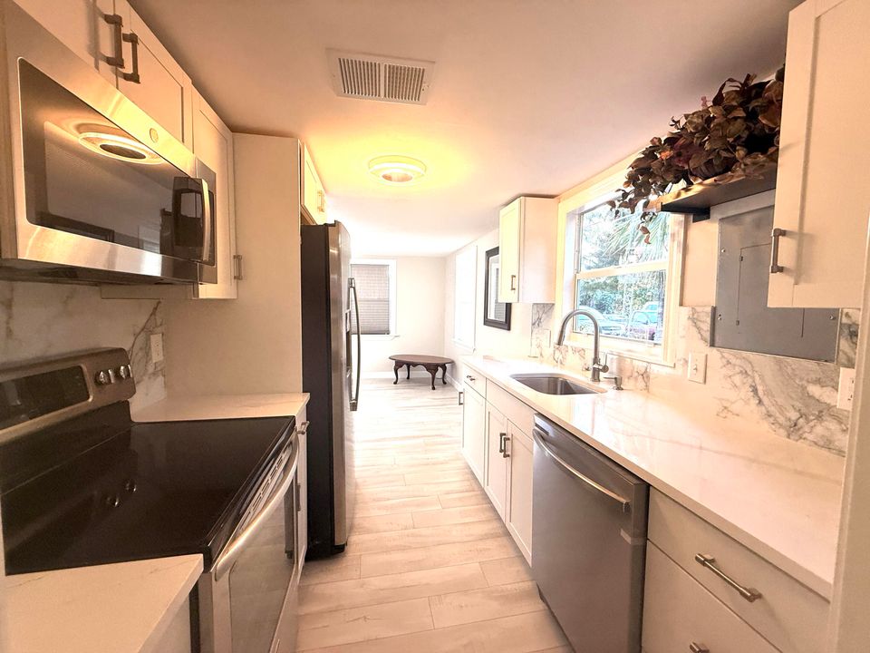 На продажу: $349,999 (3 спален, 1 ванн, 716 Квадратных фут)