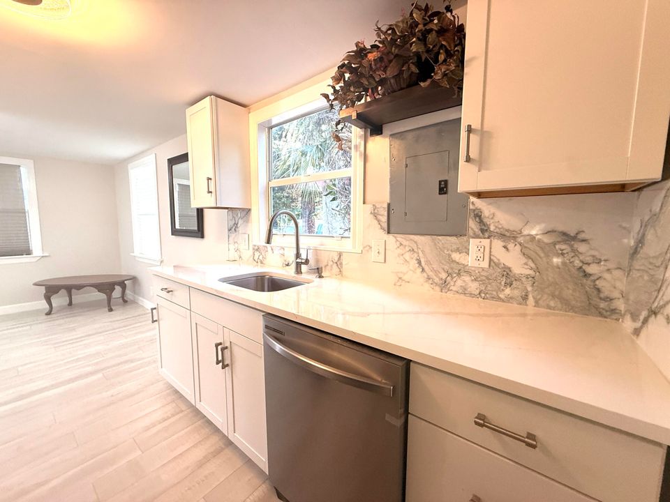 На продажу: $349,999 (3 спален, 1 ванн, 716 Квадратных фут)