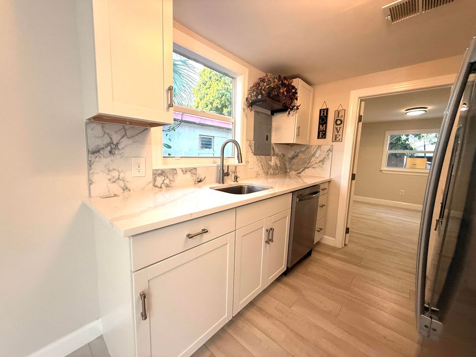 На продажу: $349,999 (3 спален, 1 ванн, 716 Квадратных фут)