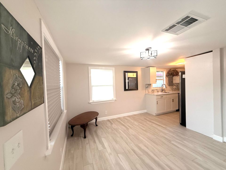 На продажу: $349,999 (3 спален, 1 ванн, 716 Квадратных фут)