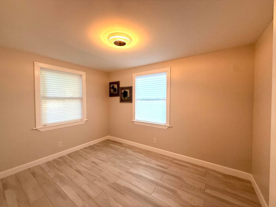 На продажу: $349,999 (3 спален, 1 ванн, 716 Квадратных фут)